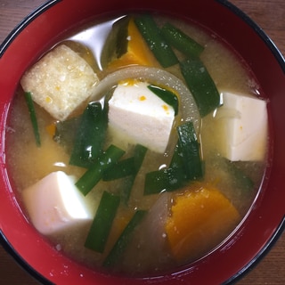 かぼちゃ➕ニラ➕玉ねぎ➕豆腐➕揚げの味噌汁